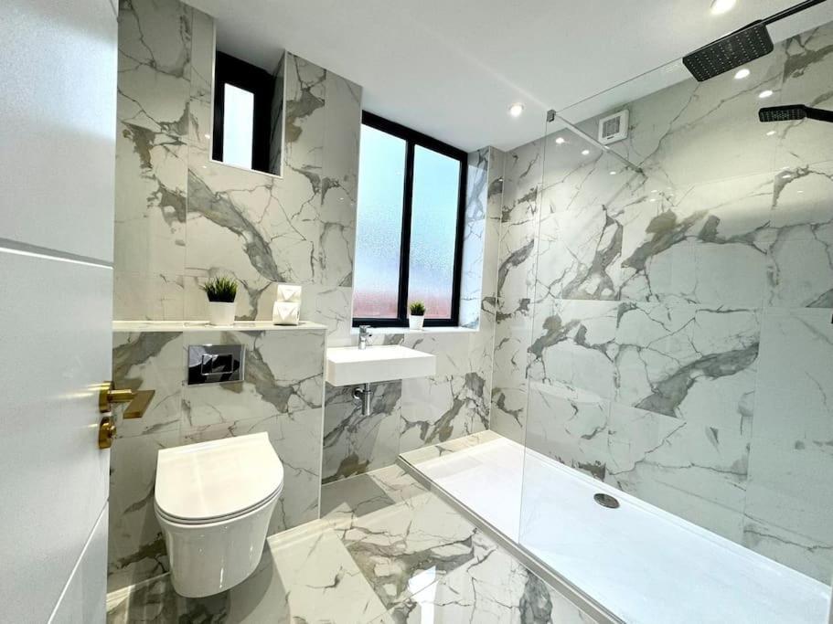 Massive 3 Bedroom - Ground Floor - Near The Beach! บอร์นมัธ ภายนอก รูปภาพ