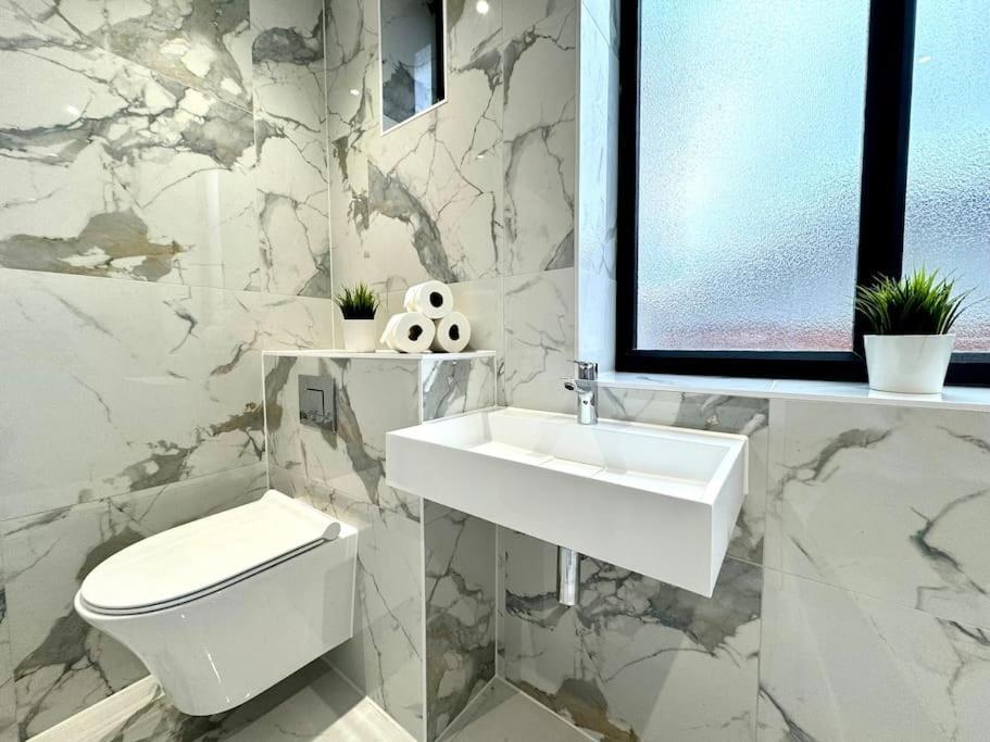 Massive 3 Bedroom - Ground Floor - Near The Beach! บอร์นมัธ ภายนอก รูปภาพ